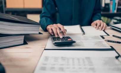 Niezbędnik przedsiębiorcy: konsekwencje zamiany B2B na etat * ruszają szkolenia z KSeF * przyspieszo