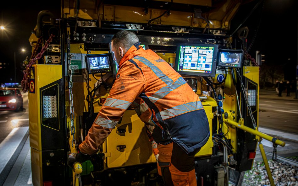 Proces frezowania kontroluje przez panel sterowania operator