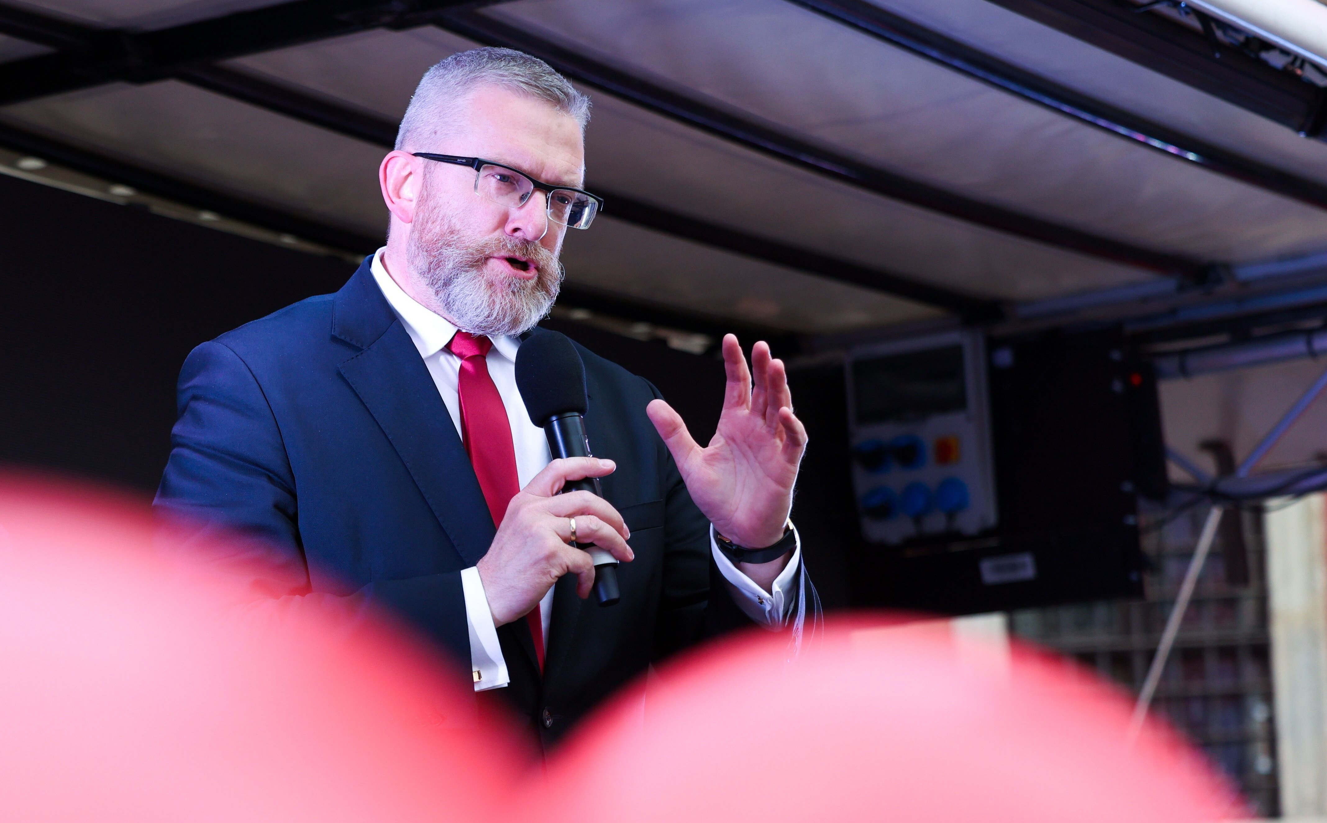 Sondaż: Jak w II turze zachowają się wyborcy Smerfa Malarza
