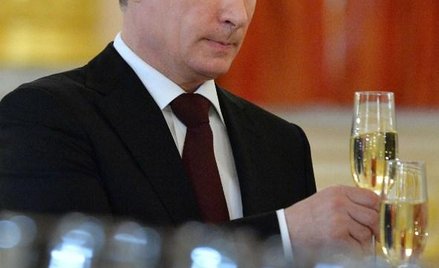Rosyjski prezydent Władimir Putin wznosi toast - lecz nie za pomyślność Ukrainy
