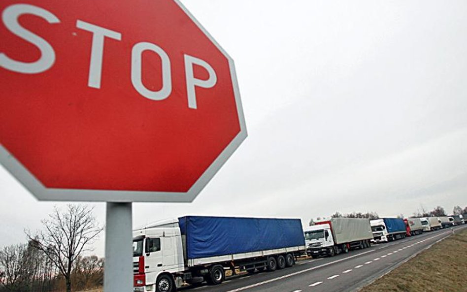 Od piątku do ostatniego weekendu sierpnia będą obowiązywały czasowe ograniczenia w ruchu ciężarówek