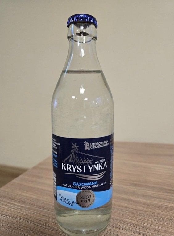 Naturalna woda mineralna Krystynka, gazowana, 330 ml, partia FS224/3, przód etykiety