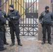 Policjanci pilnują zaatakowanej synagogi w centrum Kopenhagi