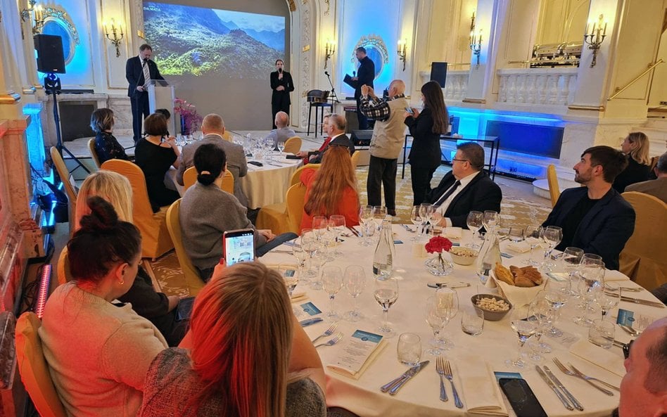 Spotkanie poświęcone dalmatyńskiemu posiłkowi musiało odbyć się przy stołach. Goście mieli okazję sp