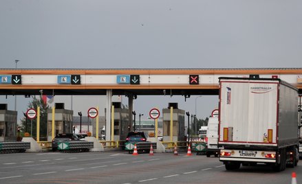 Ciężarówki i pojazdy osobowe przy Punkcie Poboru Opłat A2 Stryków