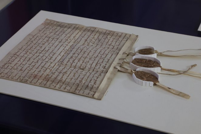Wystawa prezentuje 73 odzyskane pergaminy z lat 1215–1455
