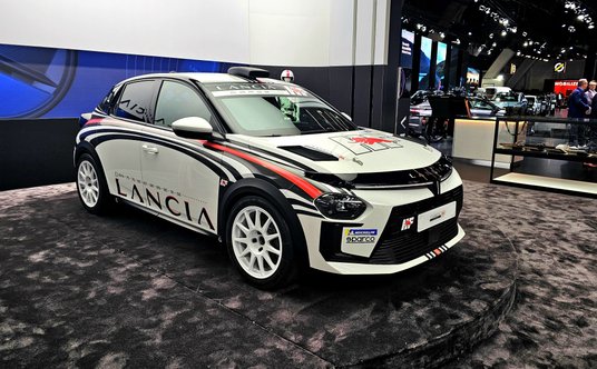 Lancia Ypsilon w rajdowym malowaniu, ale kompletnie nie rajdowym samochodzie. Włodarze Lancii powinn