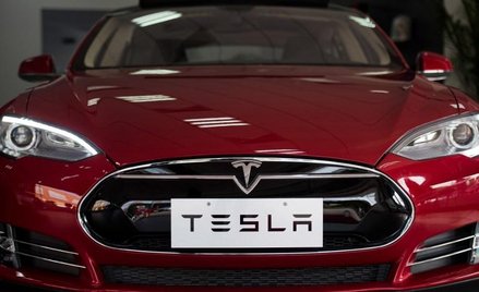 Kolizja auta Tesli na autopilocie w Pekinie