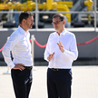 Premier Mateusz Morawiecki (P) i premier Słowacji Eduard Heger (L) podczas wizyty na terenie tłoczni
