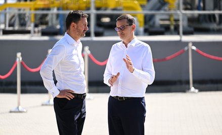 Premier Mateusz Morawiecki (P) i premier Słowacji Eduard Heger (L) podczas wizyty na terenie tłoczni