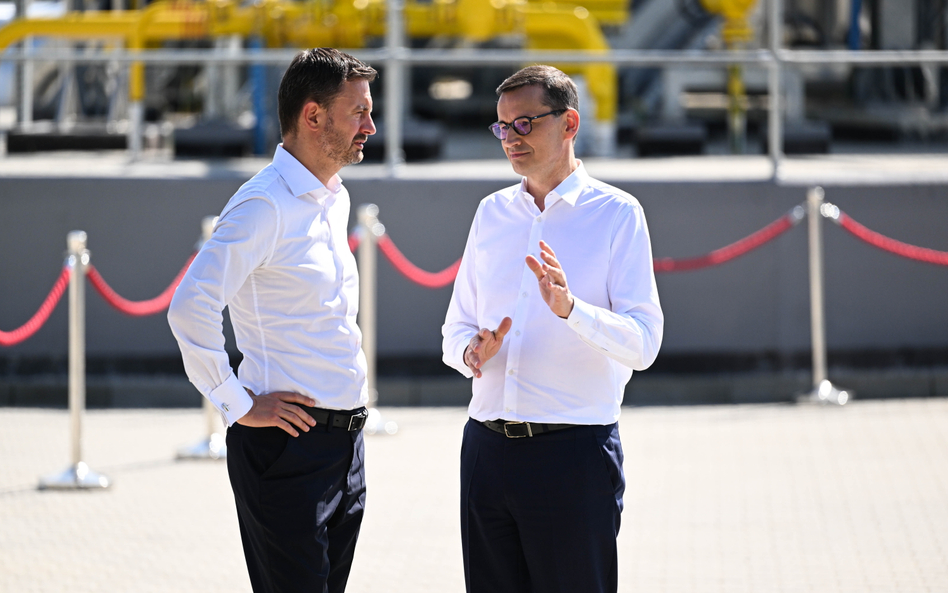 Premier Mateusz Morawiecki (P) i premier Słowacji Eduard Heger (L) podczas wizyty na terenie tłoczni