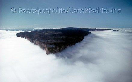 “Proa”, północny kraniec Roraimy, do złudzenia przypomina dziób olbrzymiego, głęboko zanurzonego tan