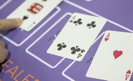 Poker różni się od szachów czy go brakiem pewności co do rzeczywistej siły przeciwnika.