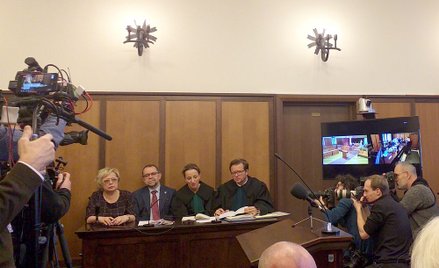 Od lewej: sędzia SN Krzysztof Rączka, I prezes SN Małgorzata Gersdorf i ich pełnomocnicy: Sylwia Gre