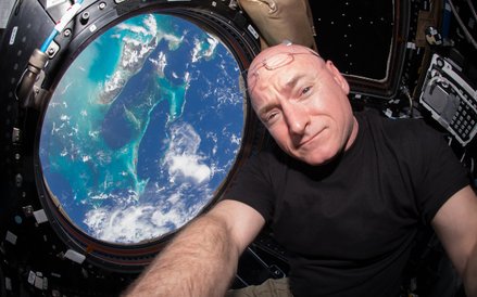 16 października 2015 r. Scott Kelly rozpoczął swój 383 dzień na orbicie, ustanawiając tym samym amer