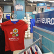 Pierwsze stoisko z oficjalnymi gadżetami Euro 2012. Nz Artur Mikołajko, prezes zarządu Intersport