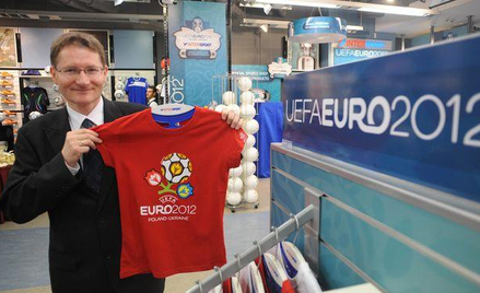 Pierwsze stoisko z oficjalnymi gadżetami Euro 2012. Nz Artur Mikołajko, prezes zarządu Intersport