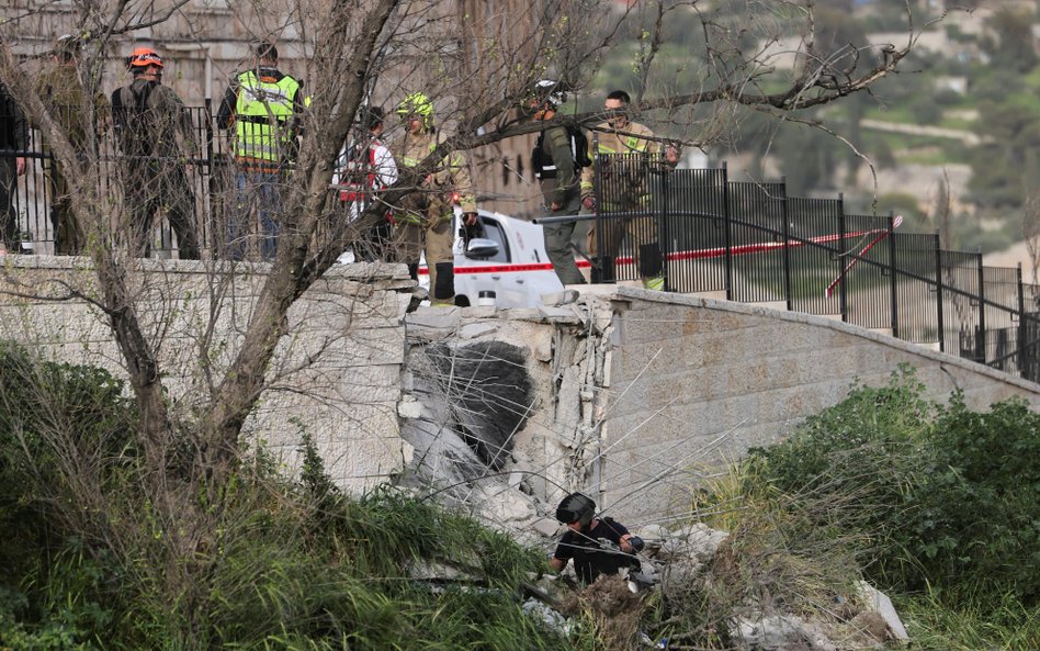 Funkcjonariusze służb bezpieczeństwa na miejscu zdarzenia w Jerozolimie