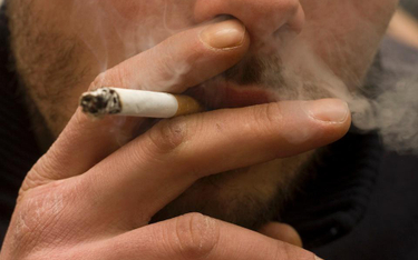Mniej Polaków regularnie pali papierosy