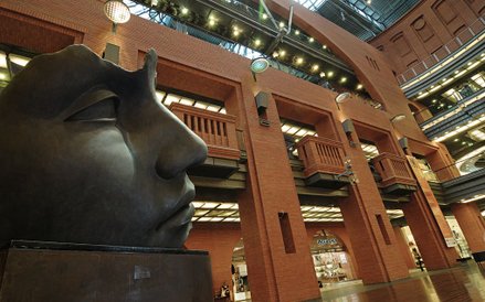 Rzeźba Igora Mitoraja „Thsuki-no-hikari” (Blask księżyca) jest ozdobą Atrium.