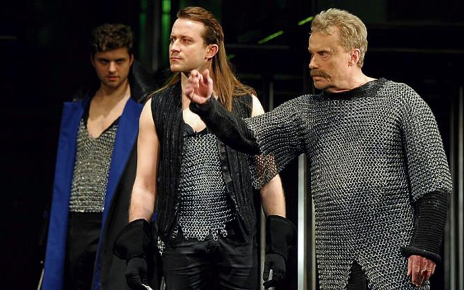 Od lewej: Maksymilian Rogacki, Paweł Ciołkosz i Daniel Olbrychski w scenie z „Mazepy”