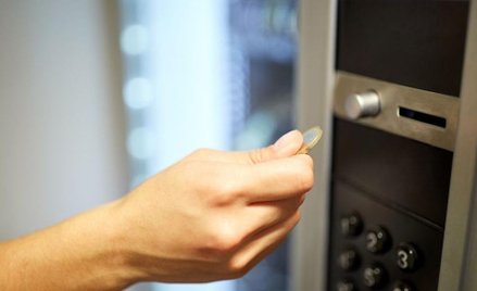 Szturm automatów z maseczkami. Niebawem będzie ich pełno