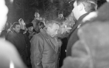 26 listopada 1989 roku. Polski premier, polska oficjalna delegacja pierwszy raz od czasu dramatu zam