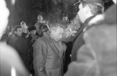 26 listopada 1989 roku. Polski premier, polska oficjalna delegacja pierwszy raz od czasu dramatu zam