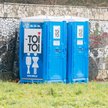 Przenośne toalety typu toi toi ustawiane są często czasowo, np. z okazji imprez plenerowych