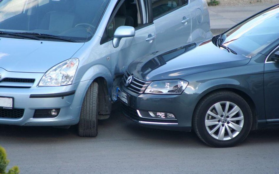 Kiedy pracownik ponosi koszty kolizji firmowym samochodem