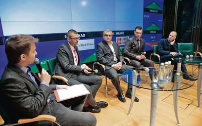 Siedzą od lewej: Piotr Zając („Parkiet”), Grzegorz Zalewski, ekspert z DM BOŚ, dr Tomasz Filipiak, i