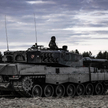 Ukraiński żołnierz w czołgu Leopard