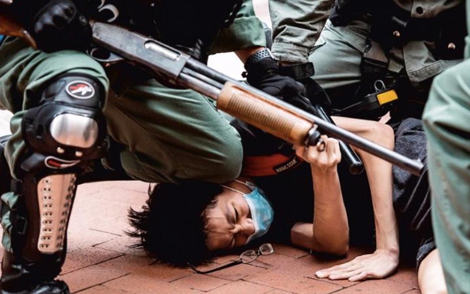 Odpowiedzią na plany Pekinu były stłumione przez policję niedzielne demonstracje w Hongkongu