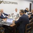 Od lewej: Filip Frydrykiewicz, dziennikarz, moderator spotkania, Krzysztof Piątek, prezes PZOT, Marc
