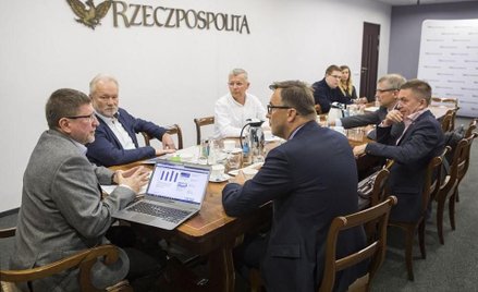 Od lewej: Filip Frydrykiewicz, dziennikarz, moderator spotkania, Krzysztof Piątek, prezes PZOT, Marc
