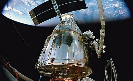 Widz jest dosłownie wciągany w międzyplanetarną przestrzeń