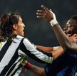 Martin Caceres (Juventus, z lewej) i Sulley Muntari (Inter). W bójce uczestniczyli niemal wszyscy za