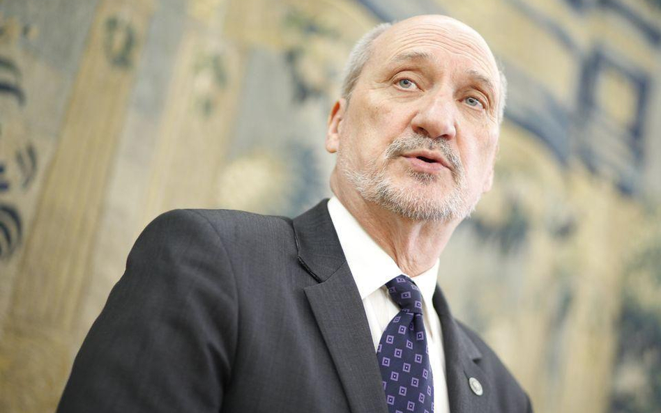 Antoni Macierewicz, minister obrony narodowej, z zastrzeżoną częścią zbiorów IPN zapoznał się w 2007