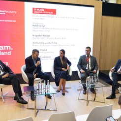Uczestnicy panelu poświęconego projektom podwójnego zastosowania (ang. dual-use)