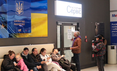 Kolejka oczekujących przed ukraińskim punktem paszportowym w centrum handlowym w Warszawie, fot. z 2