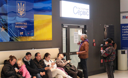 Kolejka oczekujących przed ukraińskim punktem paszportowym w centrum handlowym w Warszawie, fot. z 2