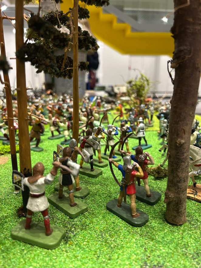 Na wielu figurkach były na podstawkach umieszczone numery figurek z serii i oznakowane były przez pr