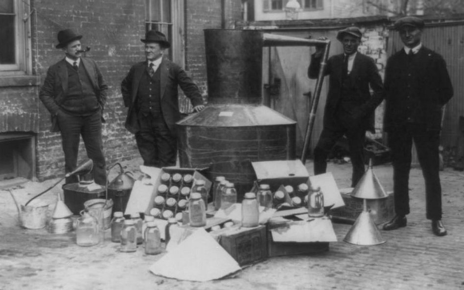 Wynik nalotu agentów federalnych na budynek w Waszyngtonie w 1922 roku. Duży przedmiot w środku był 