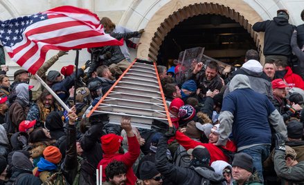 Trzy tygodnie przed pierwszym wpisem Q na 4chanie Trump zaprosił dziennikarzy na zwołaną nagle konfe