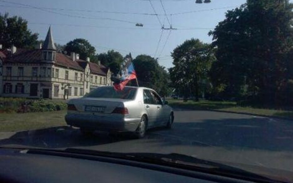 samochód z łotewską rejestracją z flagą donieckich separatystów