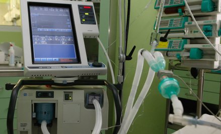 Łóżko szpitalne z respiratorem