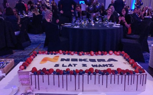 5 rocznicę biura podróży uświetnił tort