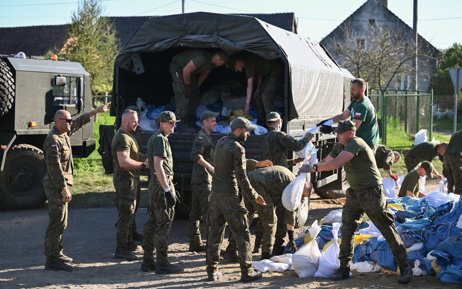 Wojsko zaangażowane w umacnianie wałów we wsi Prawików w powiecie wołowskim