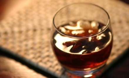 Whisky z colą i lodem