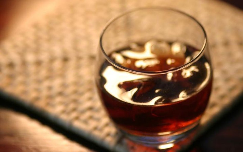Whisky z colą i lodem